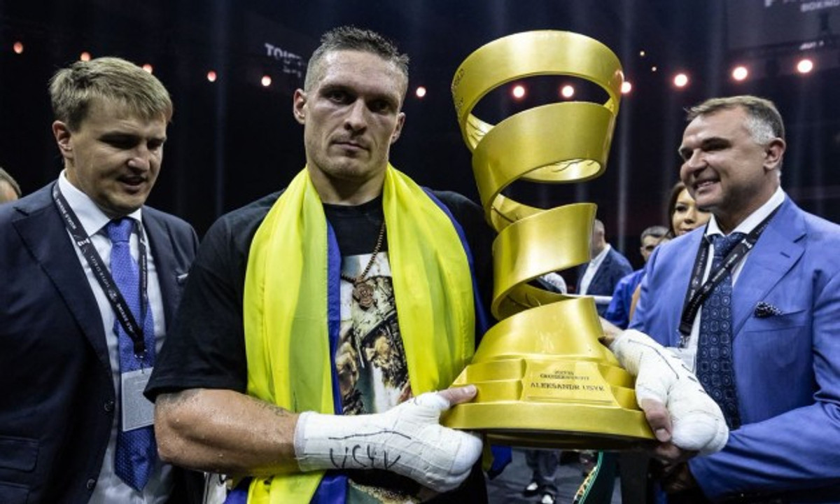 Олександр Усик із трофеєм Мохаммеда Алі