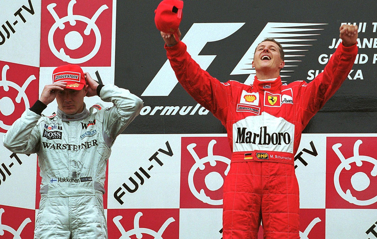 Мика Хаккинен (2 место) и Михаэль Шумахер (1 место). Красный Барон празднует чемпионство в сезоне 2000