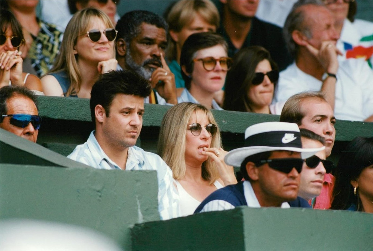 Барбра Стрейзанд спостерігає за матчем Андре на Вімблдоні-1993. Поруч сидить Філі в перуці