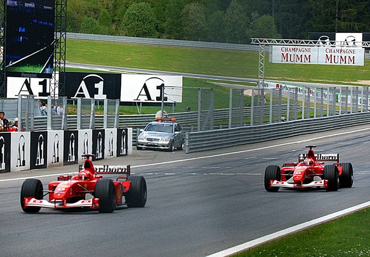 Рождение термина Вторикелло: Рубенс Баррикелло (сзади) отдал победу Михаэлю Шумахеру (впереди) на Гран-при Австрии 2002