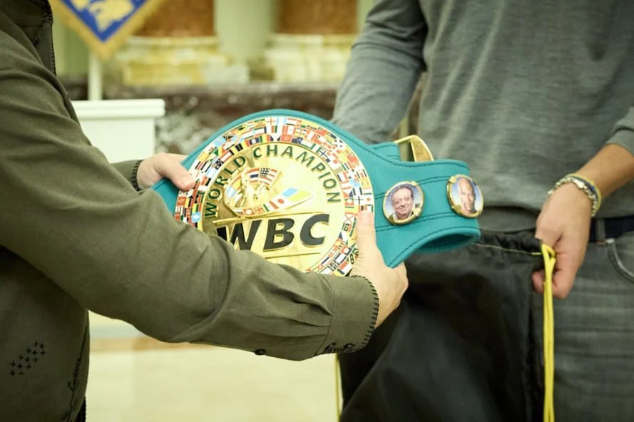 Александр Усик передает пояс WBC Владимиру Зеленскому