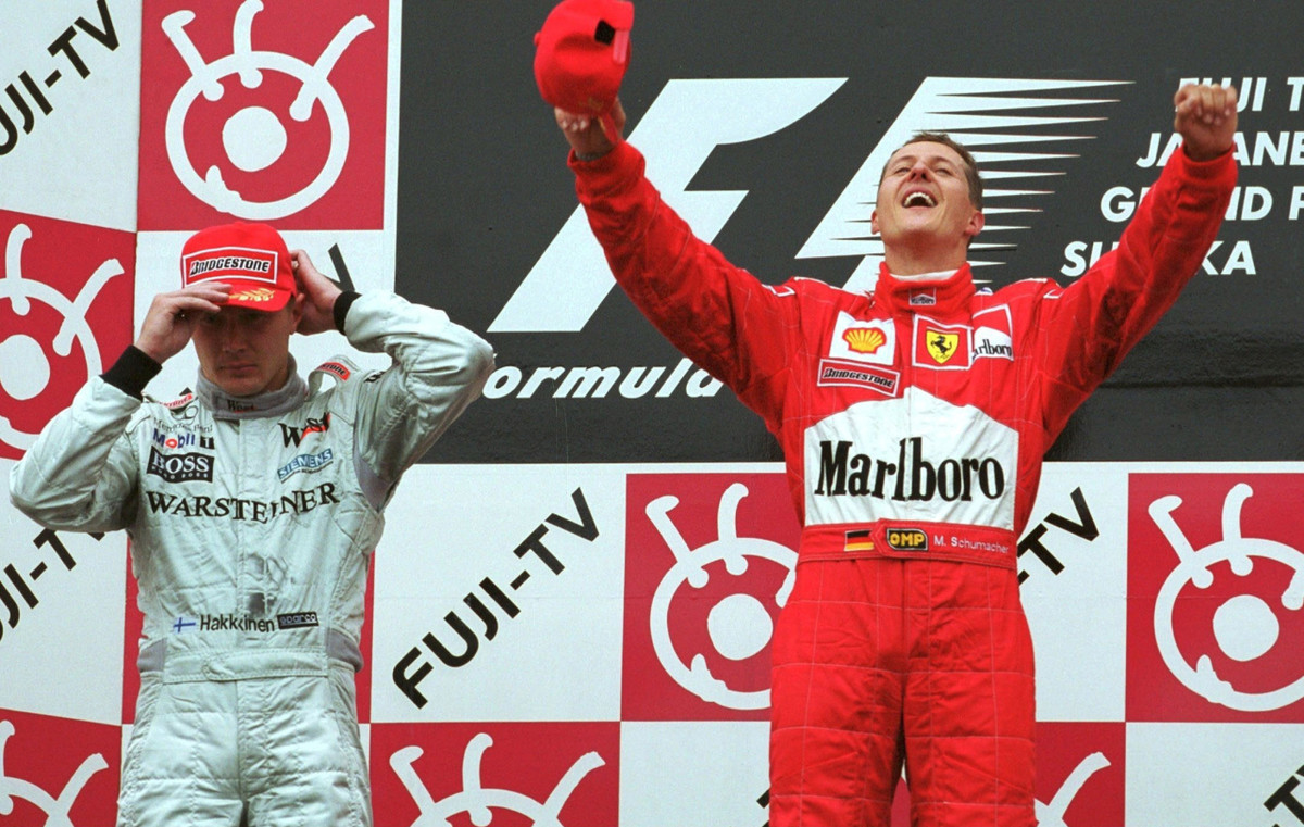 Подиум Гран-при Японии 2000: Мика Хаккинен (2 место) и Михаэль Шумахер (1 место)