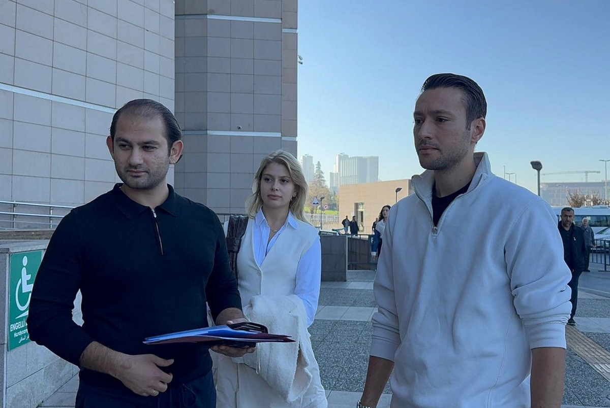 Зорбай Кючук у супроводі адвоката біля будівлі суду