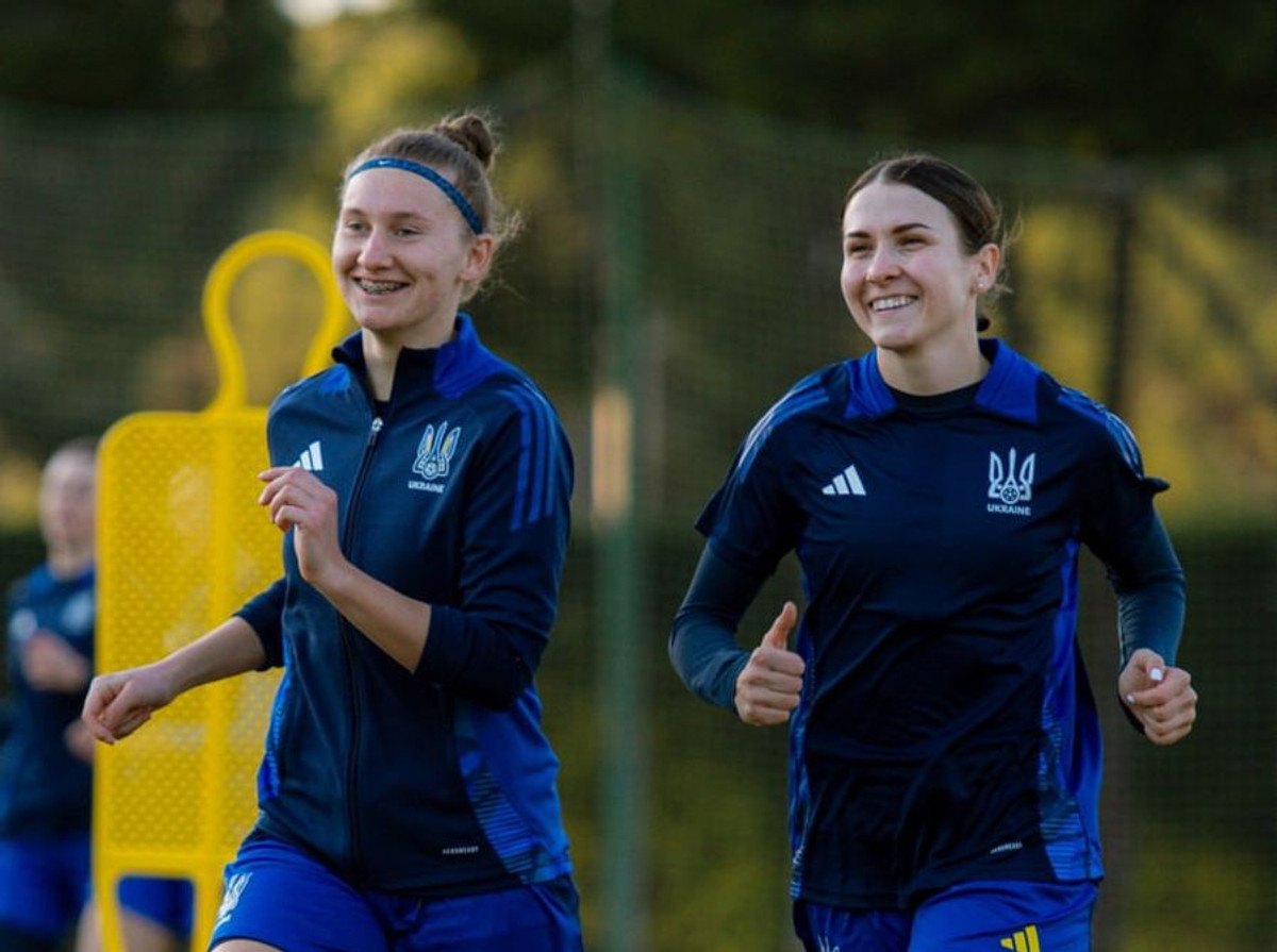 Анна Петрик (праворуч)