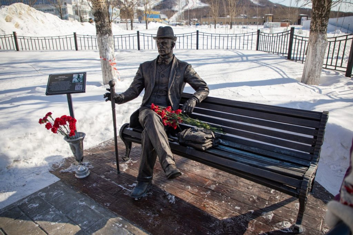 Памятник основателю самбо Василию Ощепкову в Южно-Сахалинске