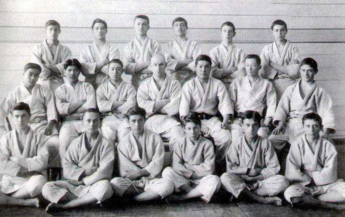 Василий Ощепков (в центре) среди воспитанников Кодокана
