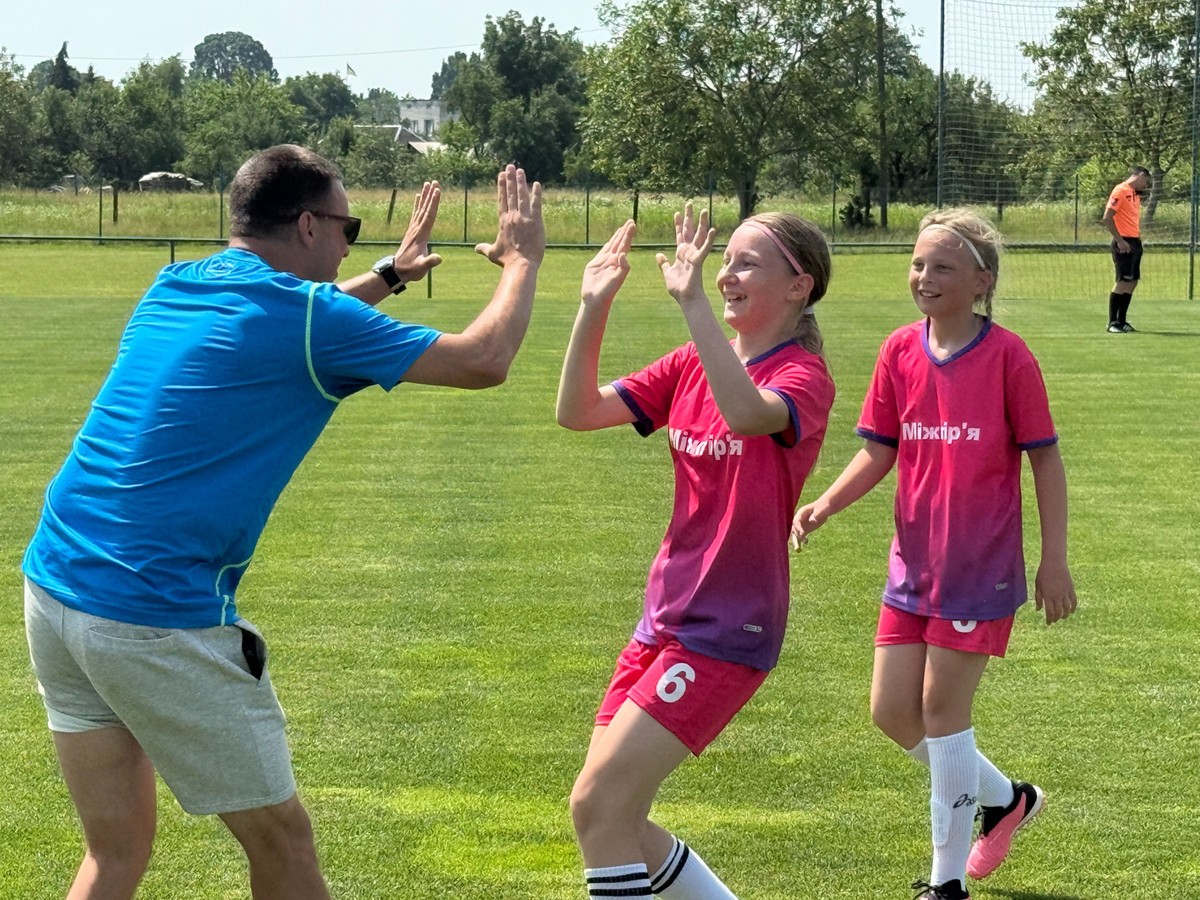 Тренер Верховиночки Михайло Василевський зі своїми підопічними