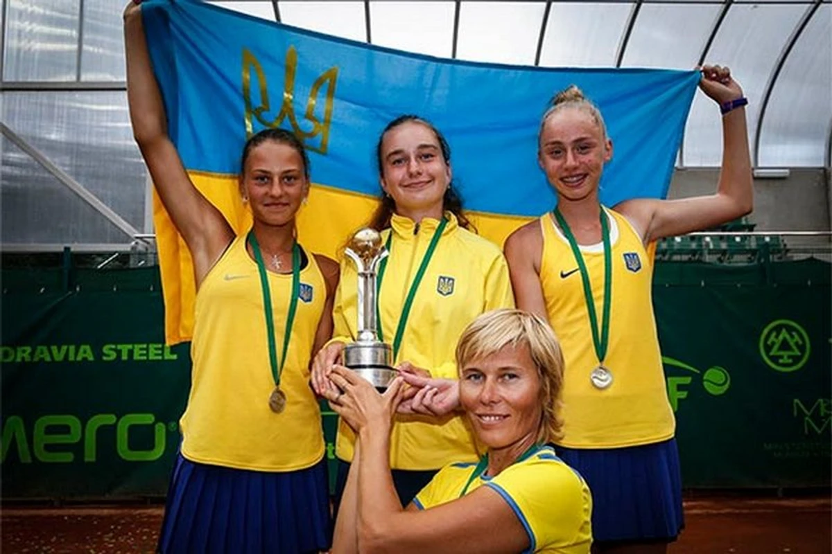 Дар'я Снігур (в центрі), Марта Костюк (ліворуч) і Дар'я Лопатецька у 2016 році