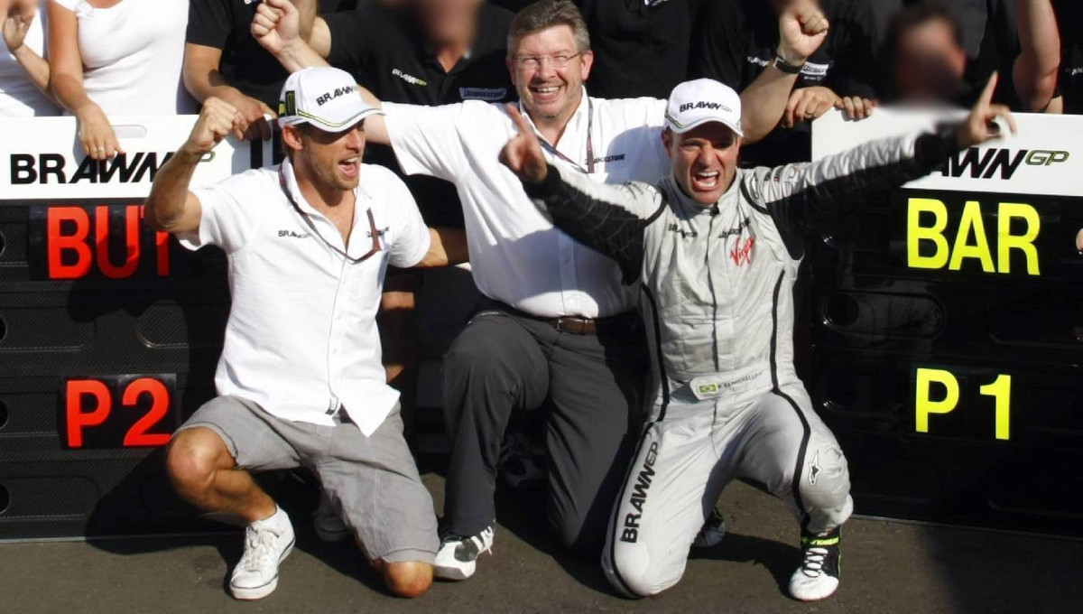 Дженсон Баттон (2 місце), Росс Браун (власник команди) і Рубенс Баррікелло (1 місце)