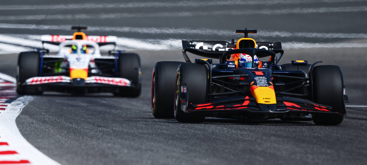 Болід Рейсинг Буллс позаду Ред Булла