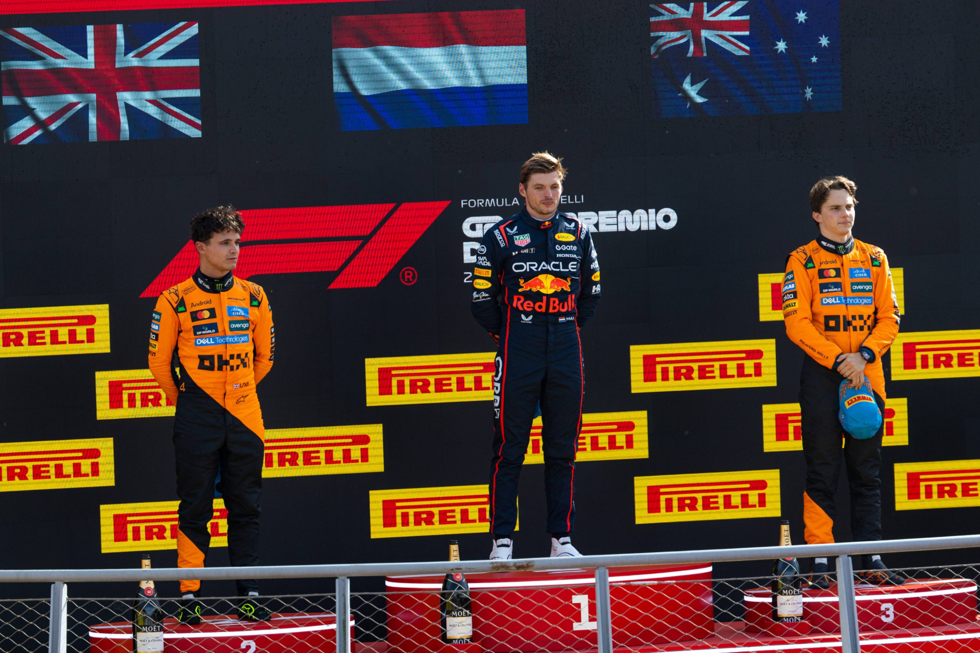 Подіум Гран-прі Італії 2025: Макс Ферстаппен (1 місце, по центру), Ландо Норріс (2 місце, зліва по камері), Оскар Піастрі (3 місце, праворуч по камері)