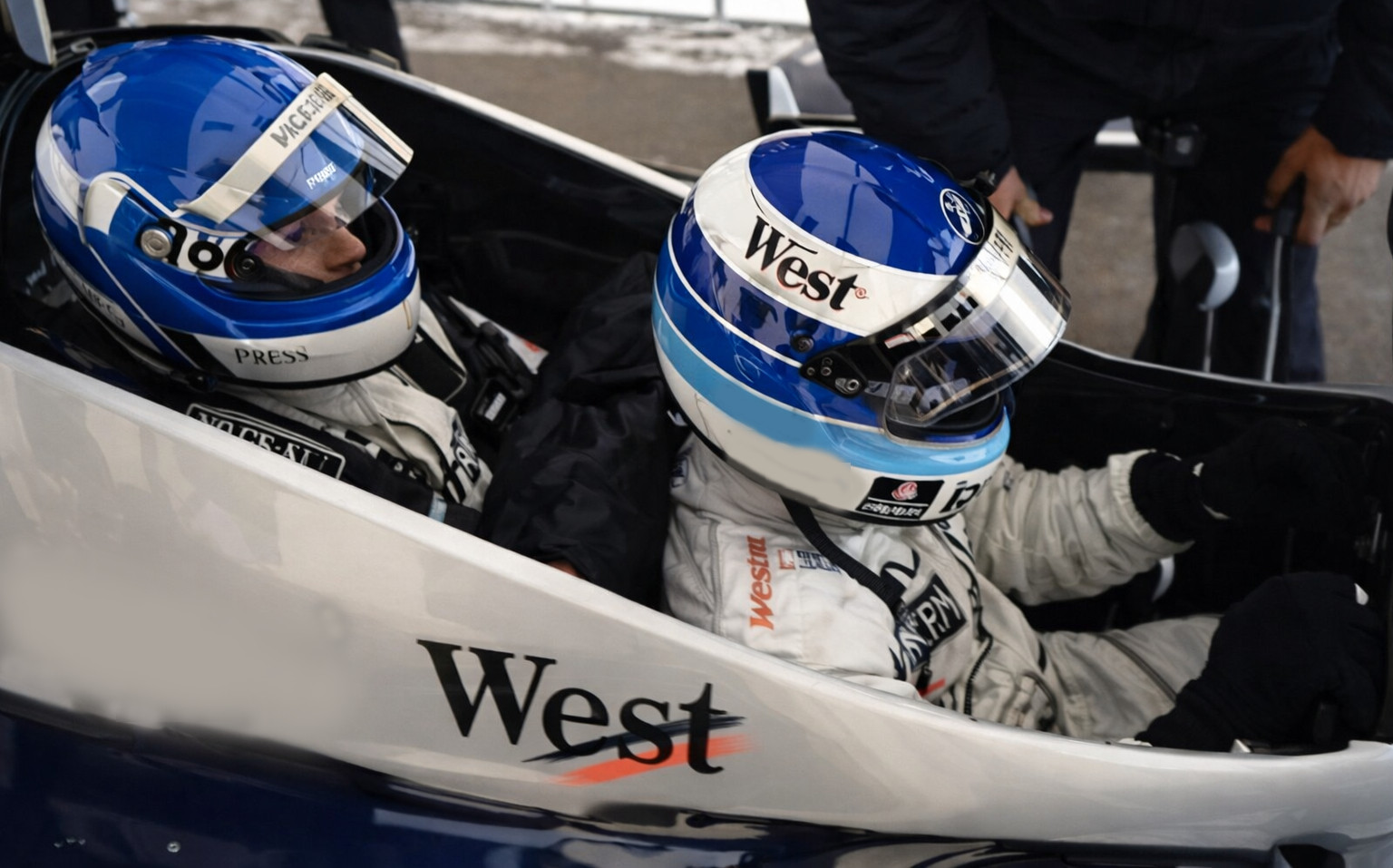 Міка Хаккінен і його дружина Ерья на двомісному шоу-боліді Макларен