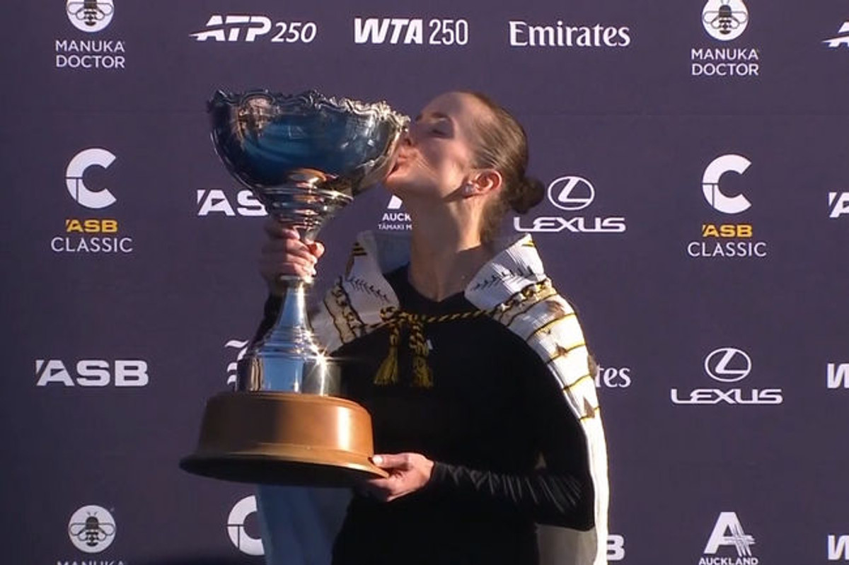 Элина Свитолина с трофеем в Окленде