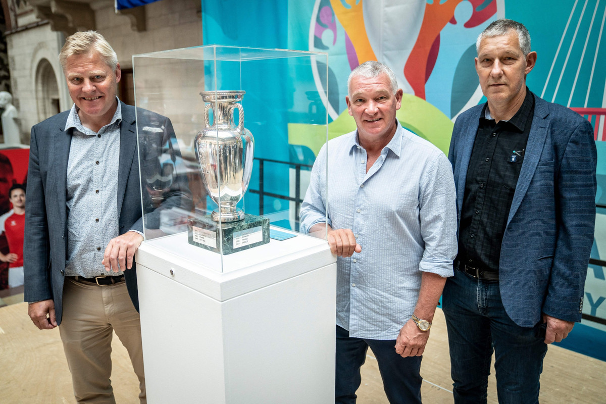 Кім Вільфорт (праворуч) разом із Генріком Ларсеном та Йоном Єнсеном позують поруч з історичним трофеєм у 2021 році