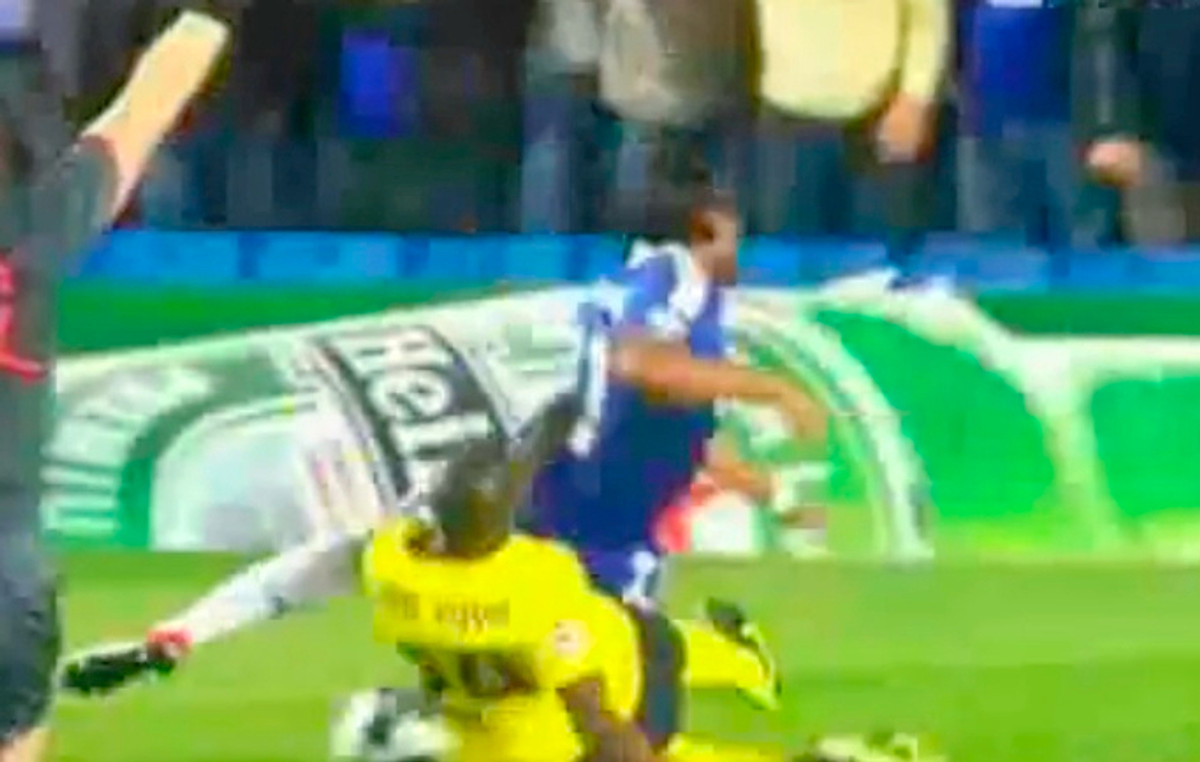 Яя зніс Дрогба прямо у власному штрафному, marca.com