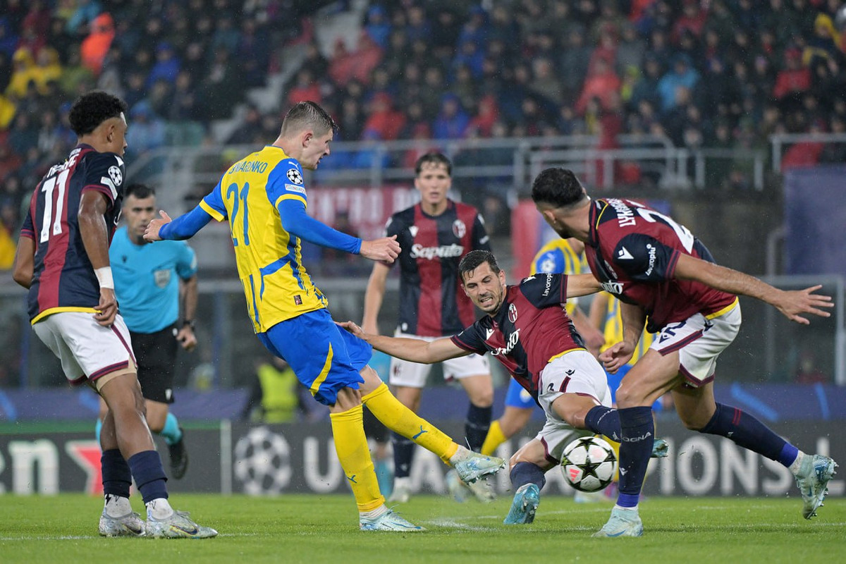 Футболист Шахтера Артем Бондаренко в матче против Болоньи в Лиге Чемпионов