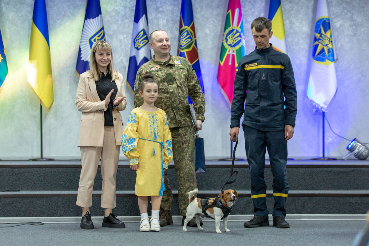 Юна гімнастка в Міністерстві закордонних справ