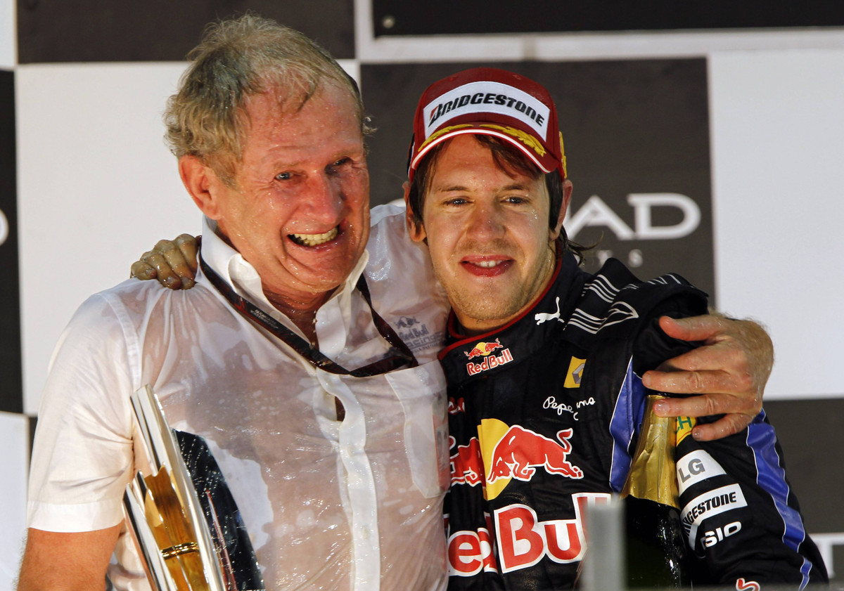 Хельмут Марко і Себастьян Феттель на подіумі Гран-прі Абу-Дабі 2010