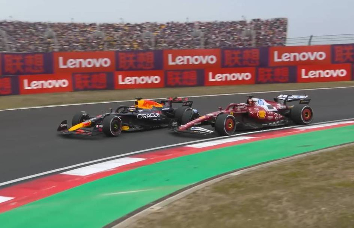 Макс Ферстаппен проходить Шарля Лекрела на Гран-прі Китаю