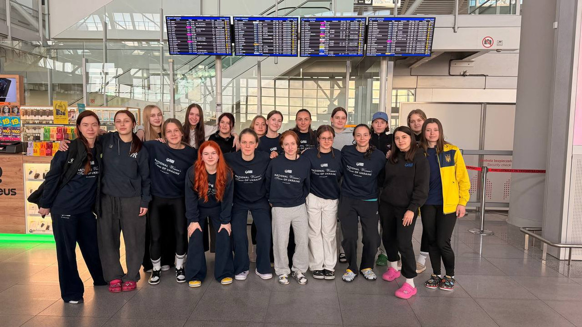 Женская сборная в аэропорту города Варшава