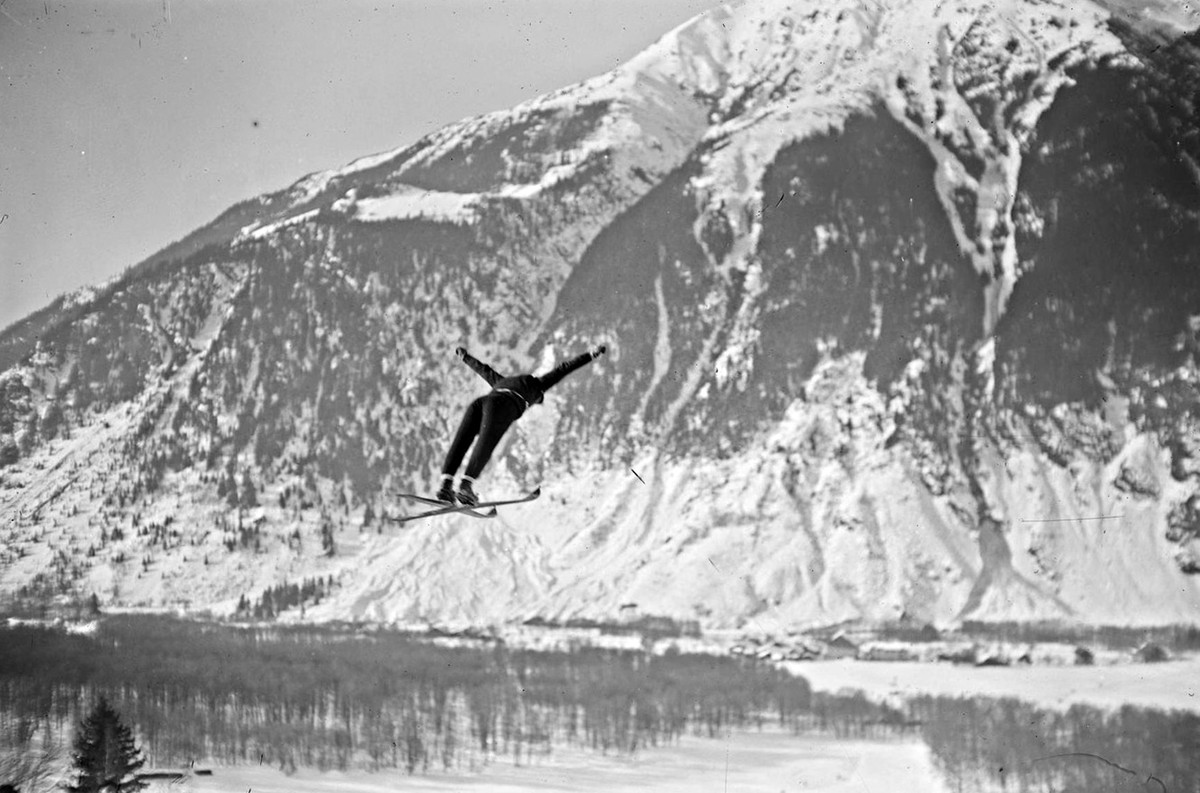 Шамоні (Франція). Самих лише альпійських пейзажів для успішного проведення Олімпіади 1924 року було замало. Але згодом вони стали ефектним антуражем. На фото – змагання літаючих лижників.