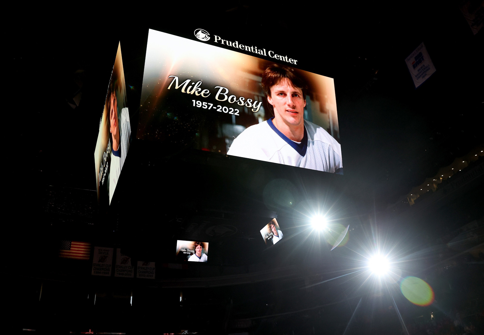 Чествование памяти Майка Босси на арене Нью-Джерси, 21 апреля 2022 года