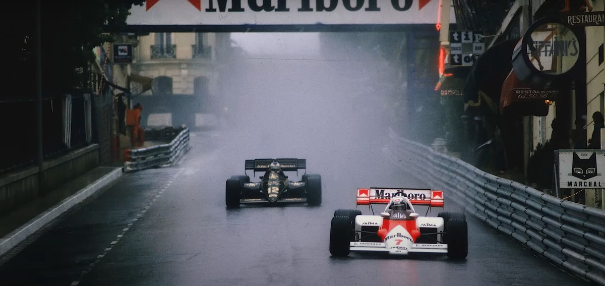 За мить Менсел (темний Лотус – ліворуч) обжене Проста