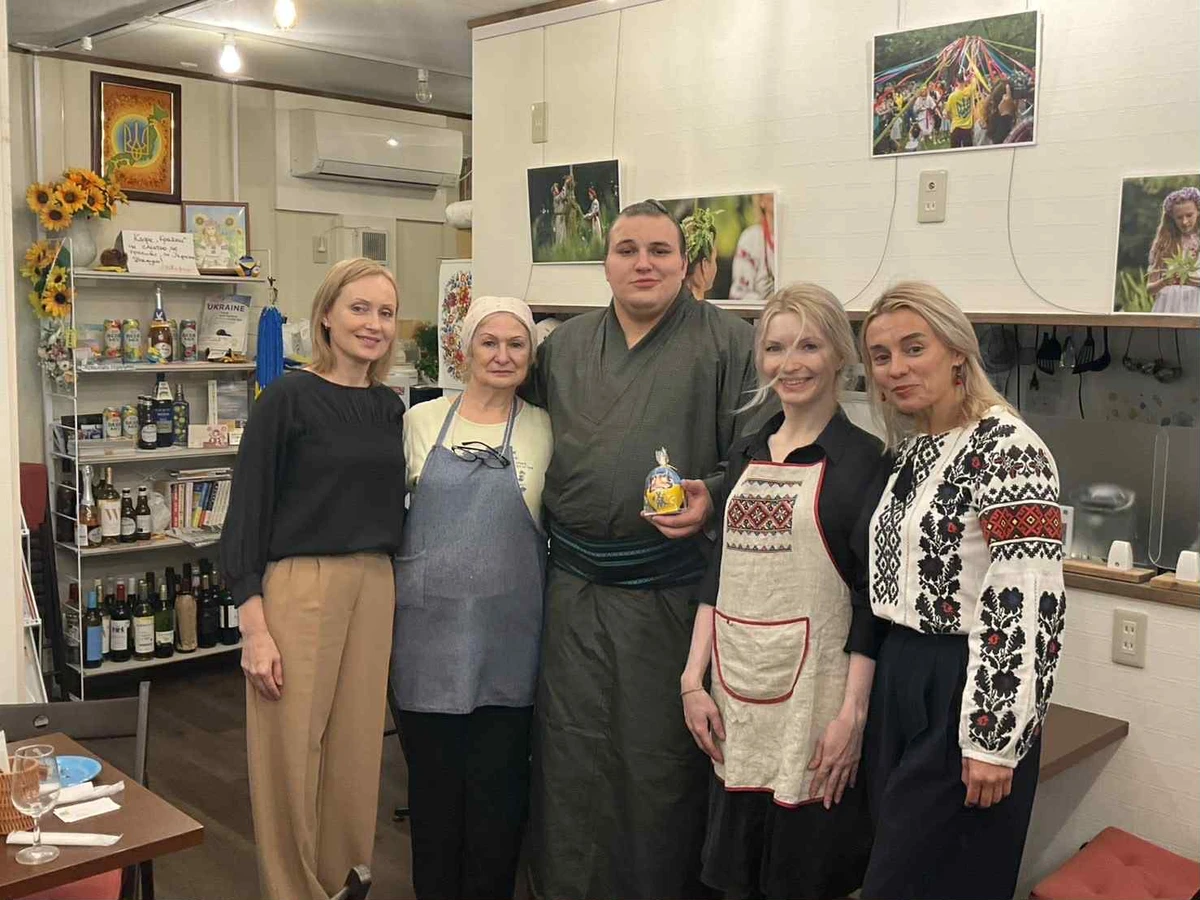 Аонишики и сотрудницы ресторана