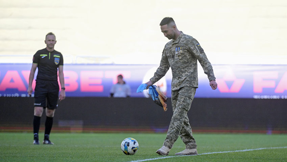 Захисник острова Зміїного Роман Грибов завдає першого удару по м'ячу у Класичному