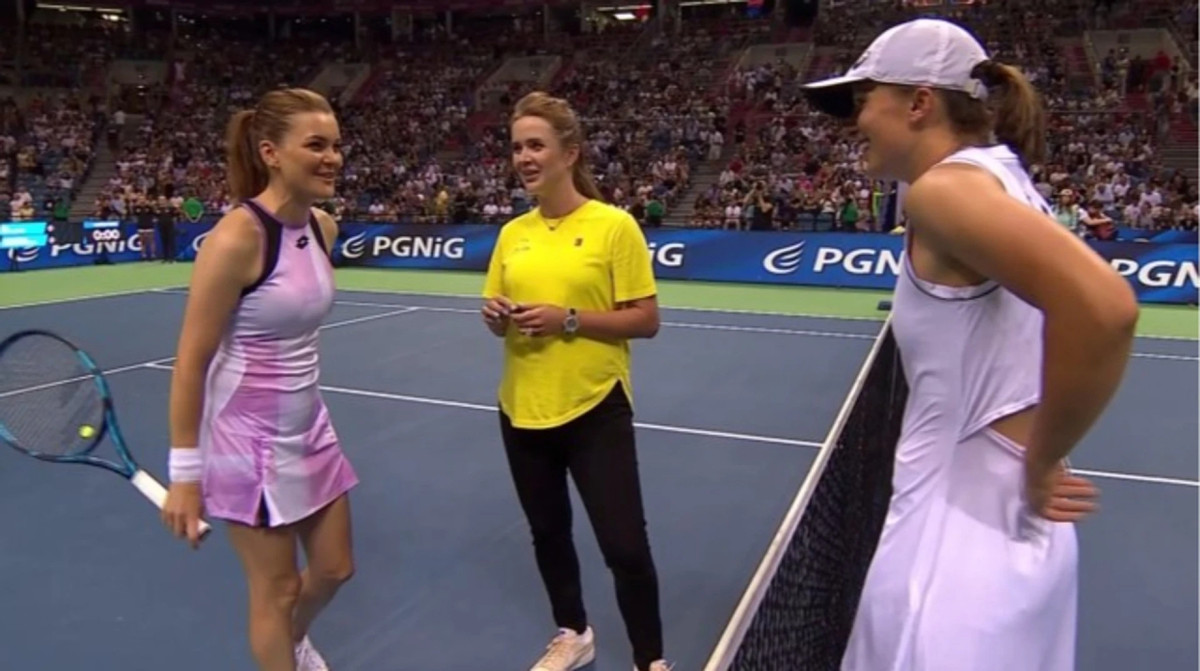 Еліна Світоліна в ролі судді під час матчу Радванська – Швьонтек