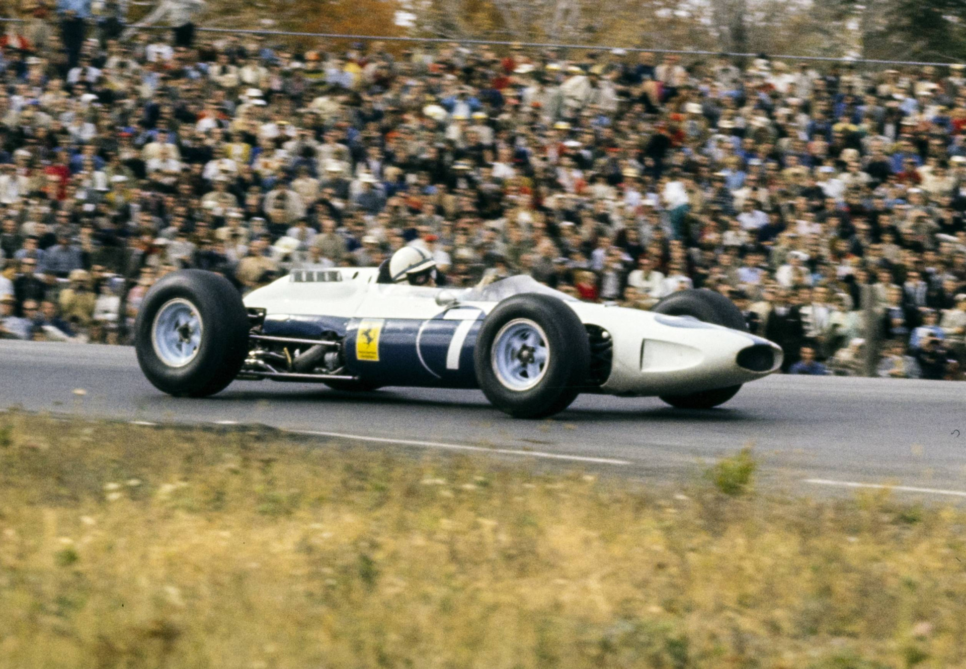 Джон Сёртиз на Гран-при США 1964 на бело-синей Феррари 158 под именем North American Racing Team