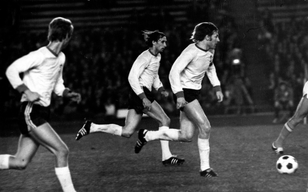 Коли Динамо втілювало на полі принципи Лобановського, суперник ледве встигав утікти з кадру. Леонід БУРЯК, Володимир ВЕРЕМЄЄВ, Віктор КОЛОТОВ. 1975 рік