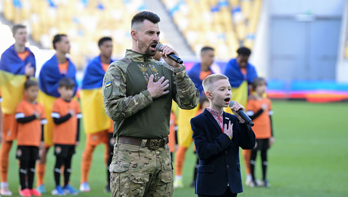 10-річний волонтер Сергій Мороз та молодший сержант 121-ї окремої бригади територіальної оборони ЗСУ Ярослав Стас