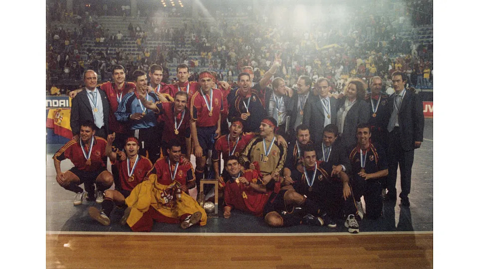 Сборная Испании празднует победу на чемпионате мира 2000