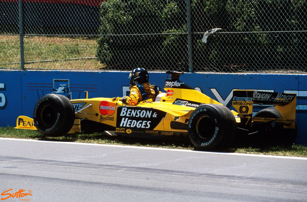 Деймон Хилл покидает разбитый болид