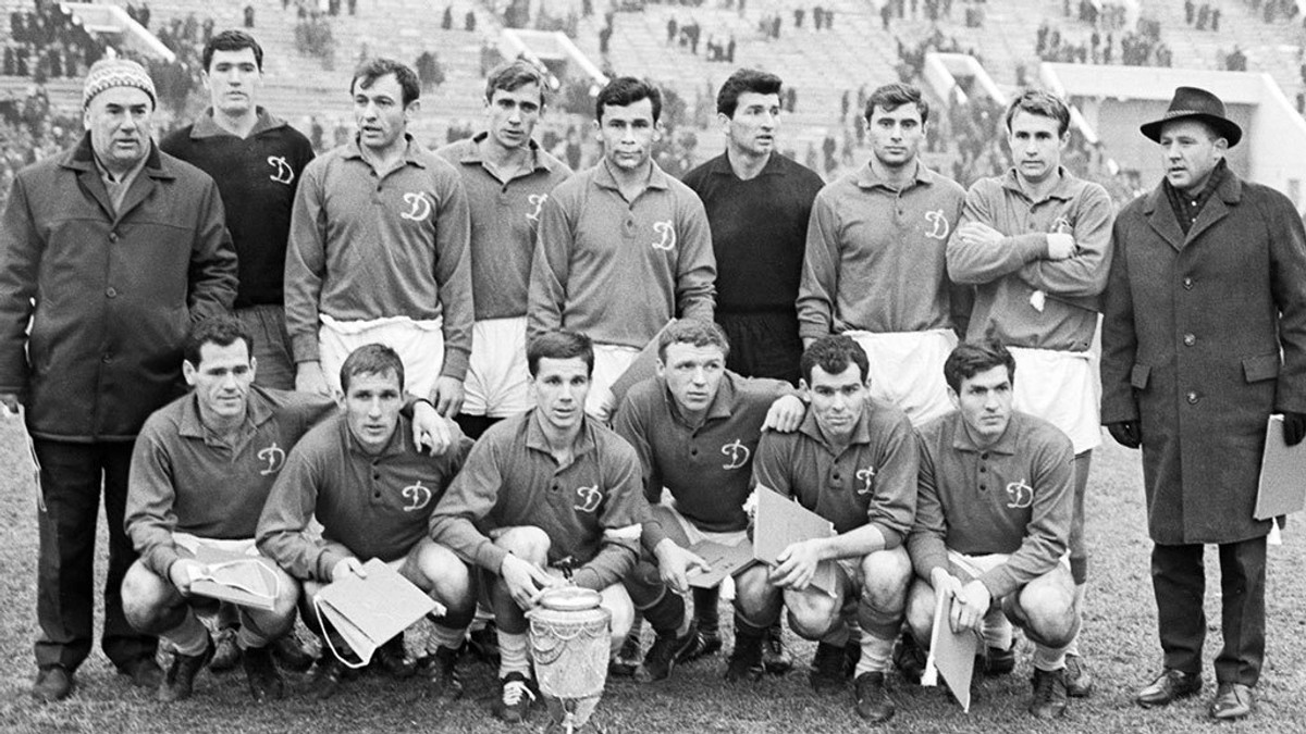 Рік 1966-й. Київське Динамо поклало золоті чемпіонські медалі в Кубок Союзу. Леонід ОСТРОВСЬКИЙ сидить другий ліворуч.