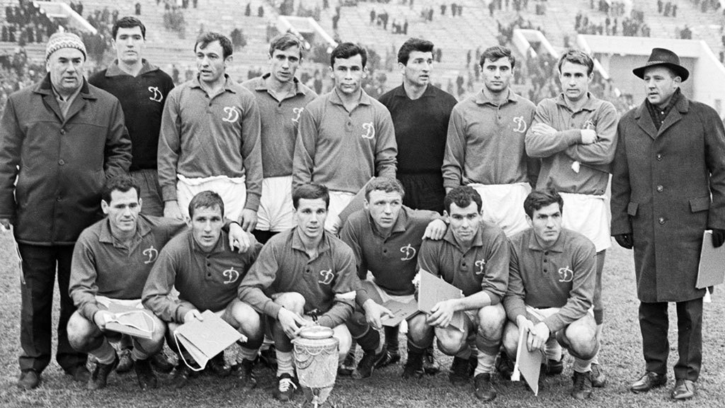 Рік 1966-й. Київське Динамо поклало золоті чемпіонські медалі в Кубок Союзу. Леонід ОСТРОВСЬКИЙ сидить другий ліворуч.