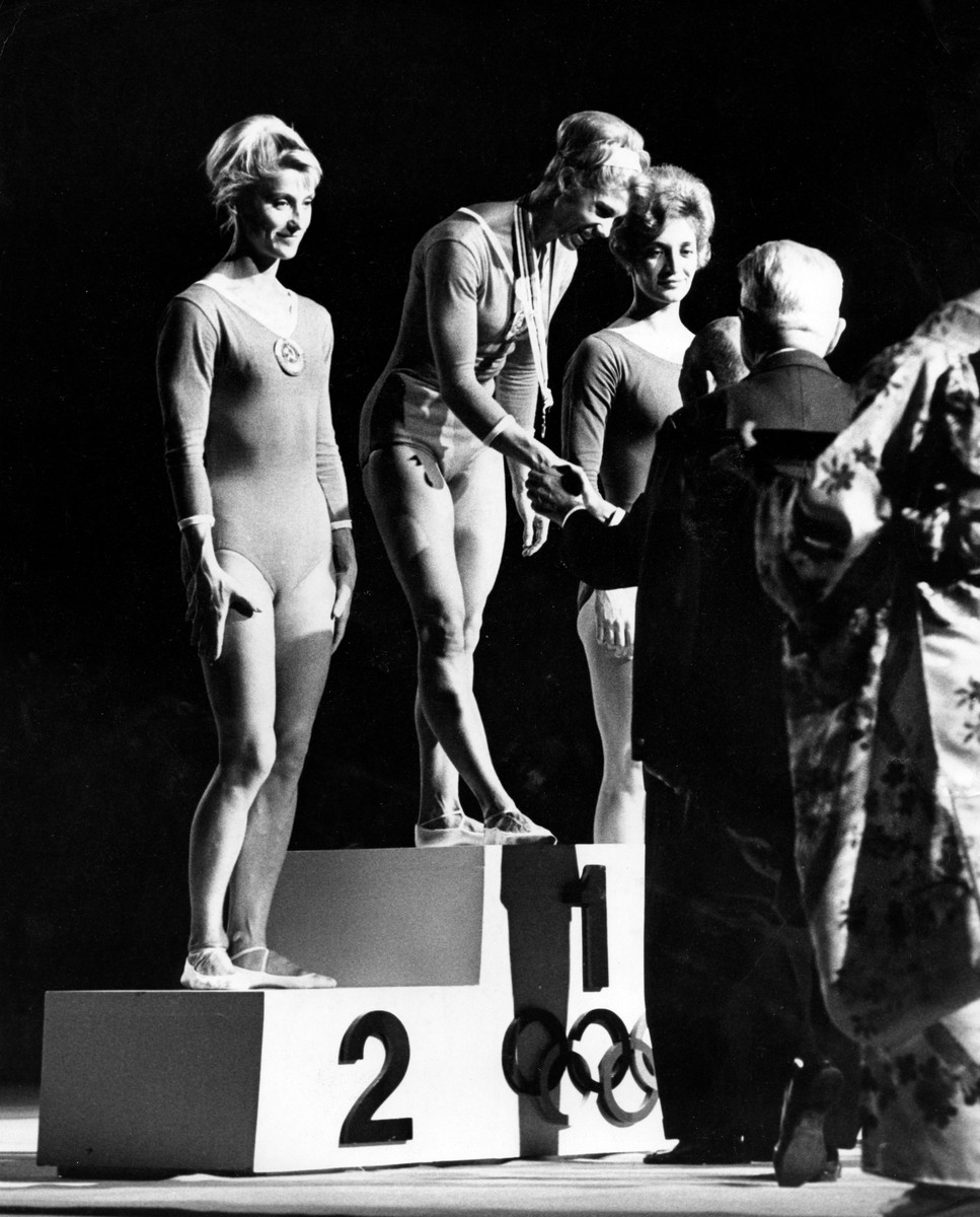 Поліна Астахова (зліва), Лариса Латиніна (в центрі), Токіо-1964