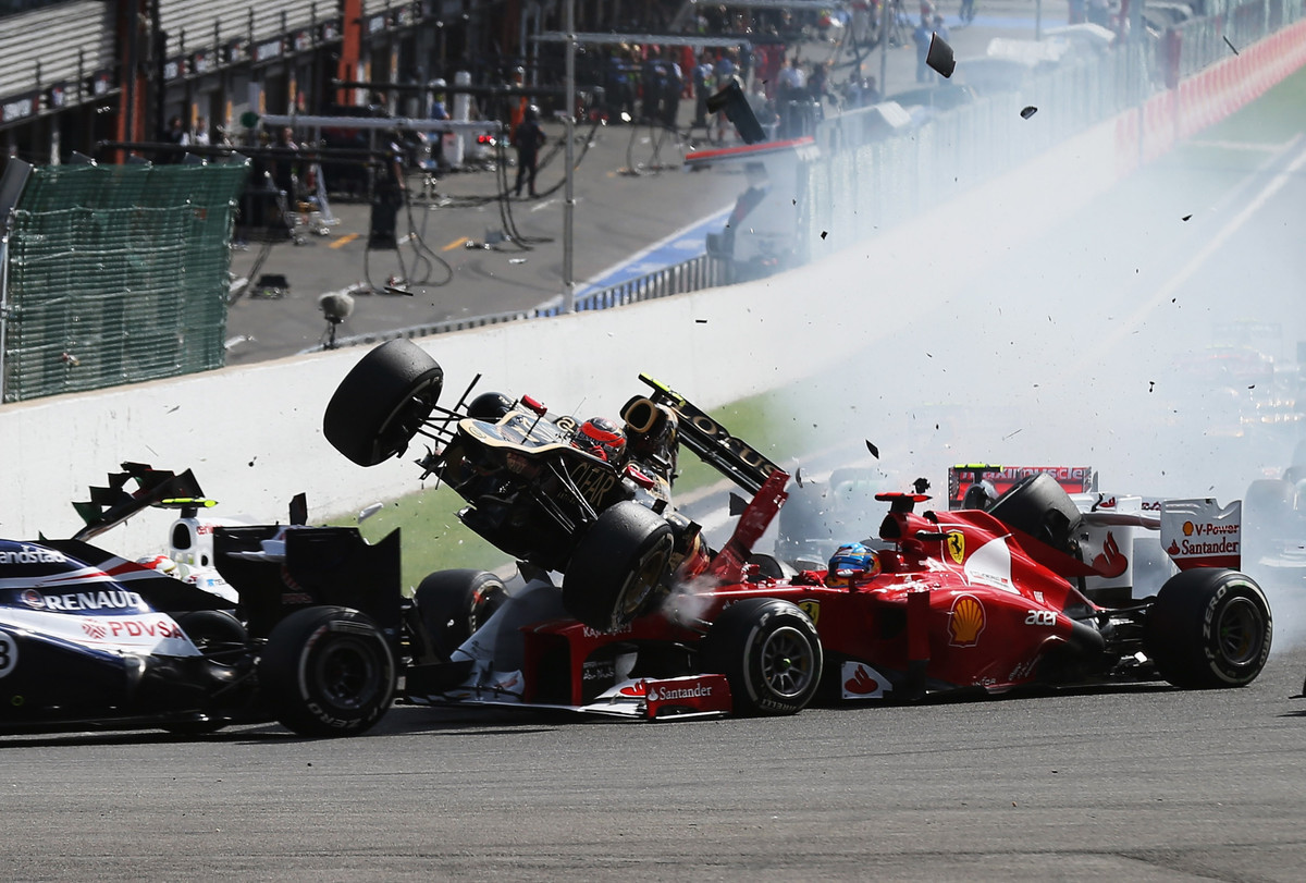 Роман Грожан перелетает через Фернандо Алонсо на старте Гран-при Бельгии 2012