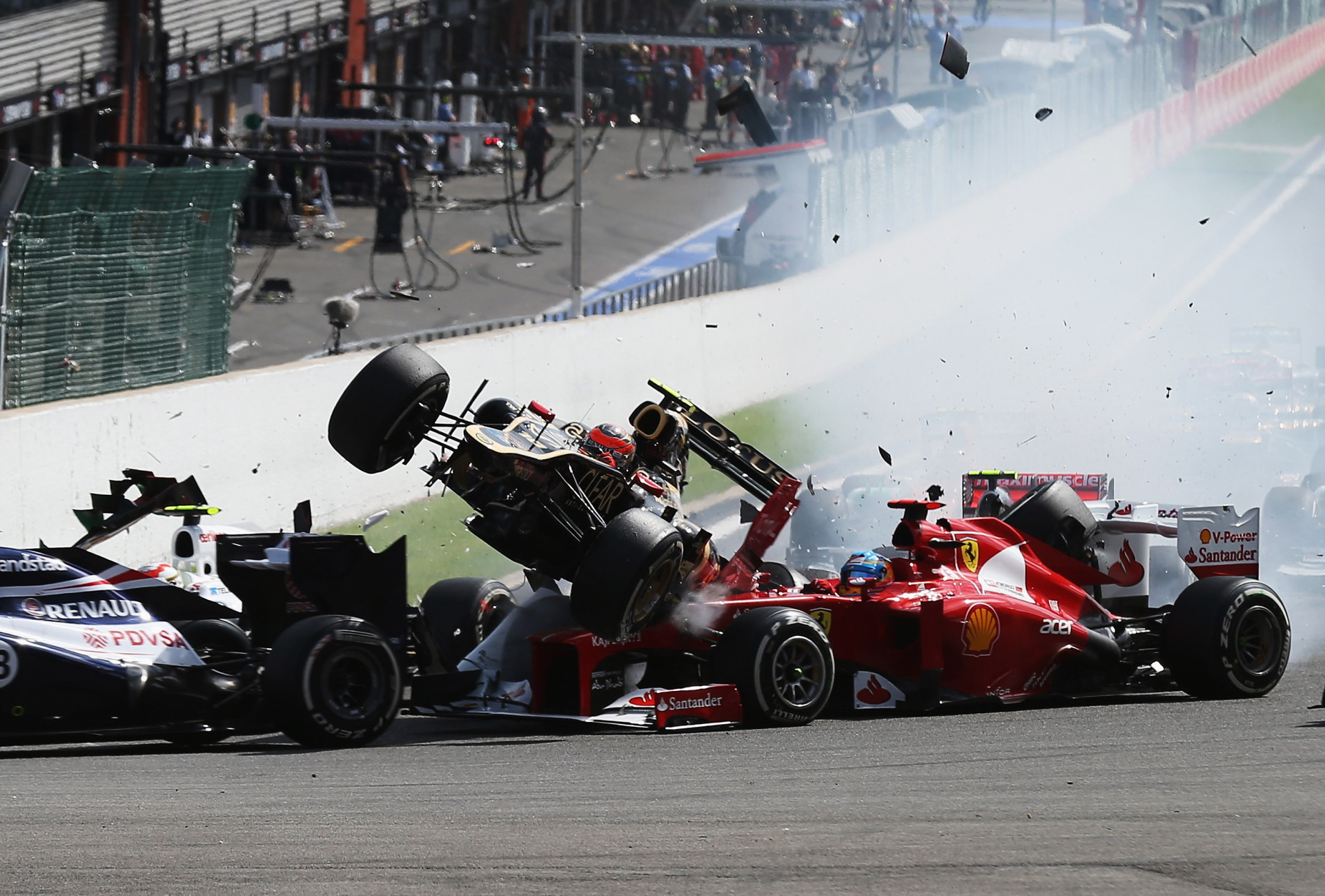 Роман Грожан перелетает через Фернандо Алонсо на старте Гран-при Бельгии 2012