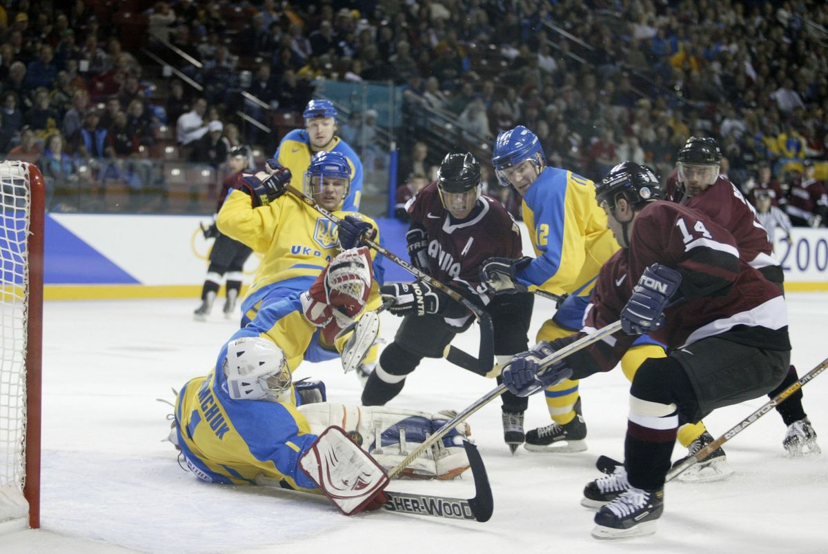 Костянтин Сімчук на ОІ-2002 проти збірної Латвії