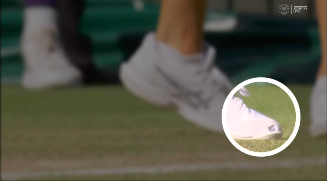 Кросівка Белінди Бенчич із діркою