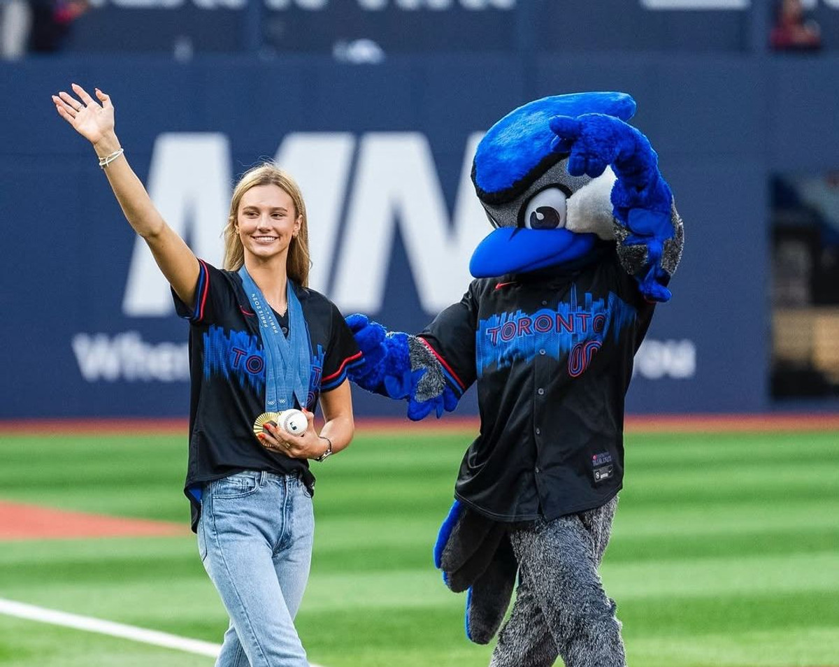 Саммер Макінтош після Олімпіади в Парижі на грі бейсбольного Торонто