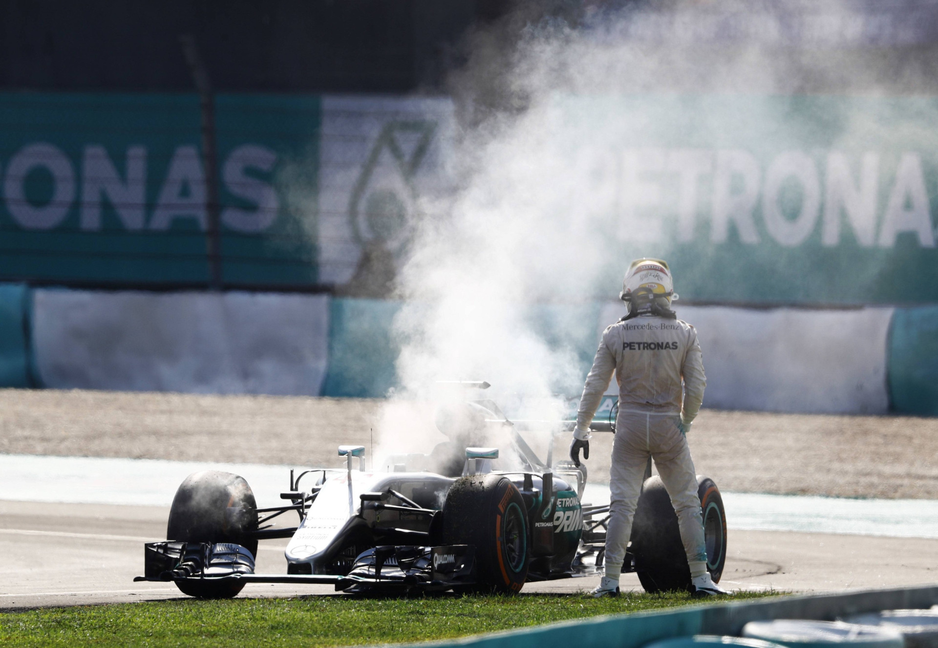 Льюис Хамильтон и сгоревший мотор на Гран-при Малайзии 2016