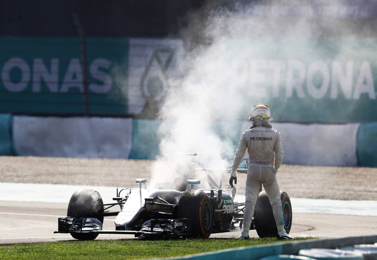 Льюис Хамильтон и сгоревший мотор на Гран-при Малайзии 2016