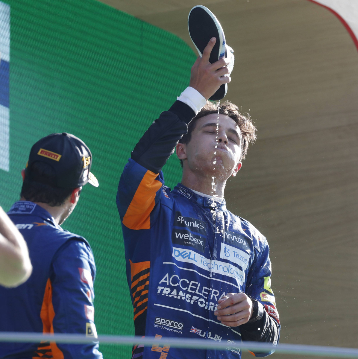 Ландо Норрис пьёт из ботинка Даниэля Риккардо