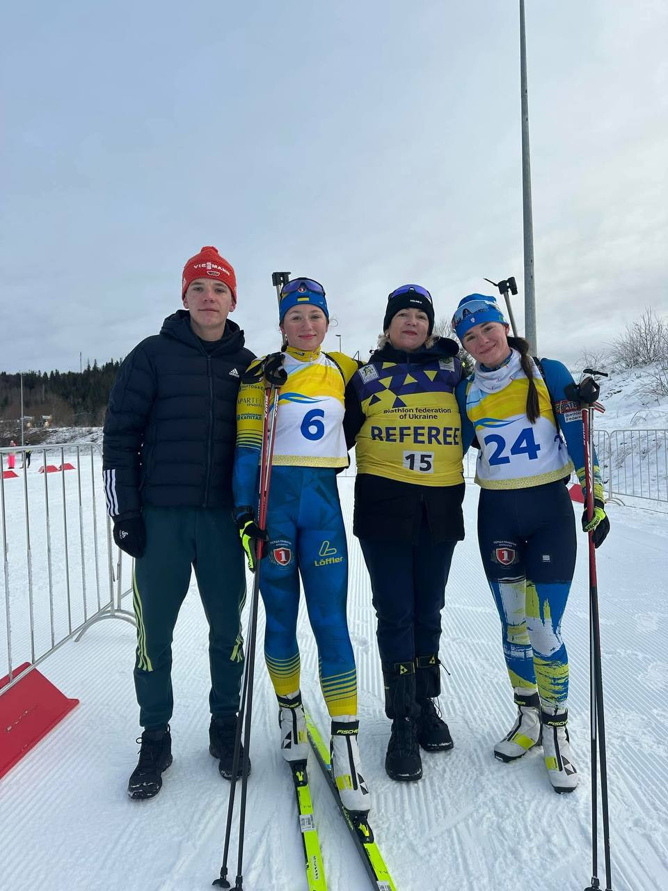 Тарас Тарасюк с сестрами и мамой