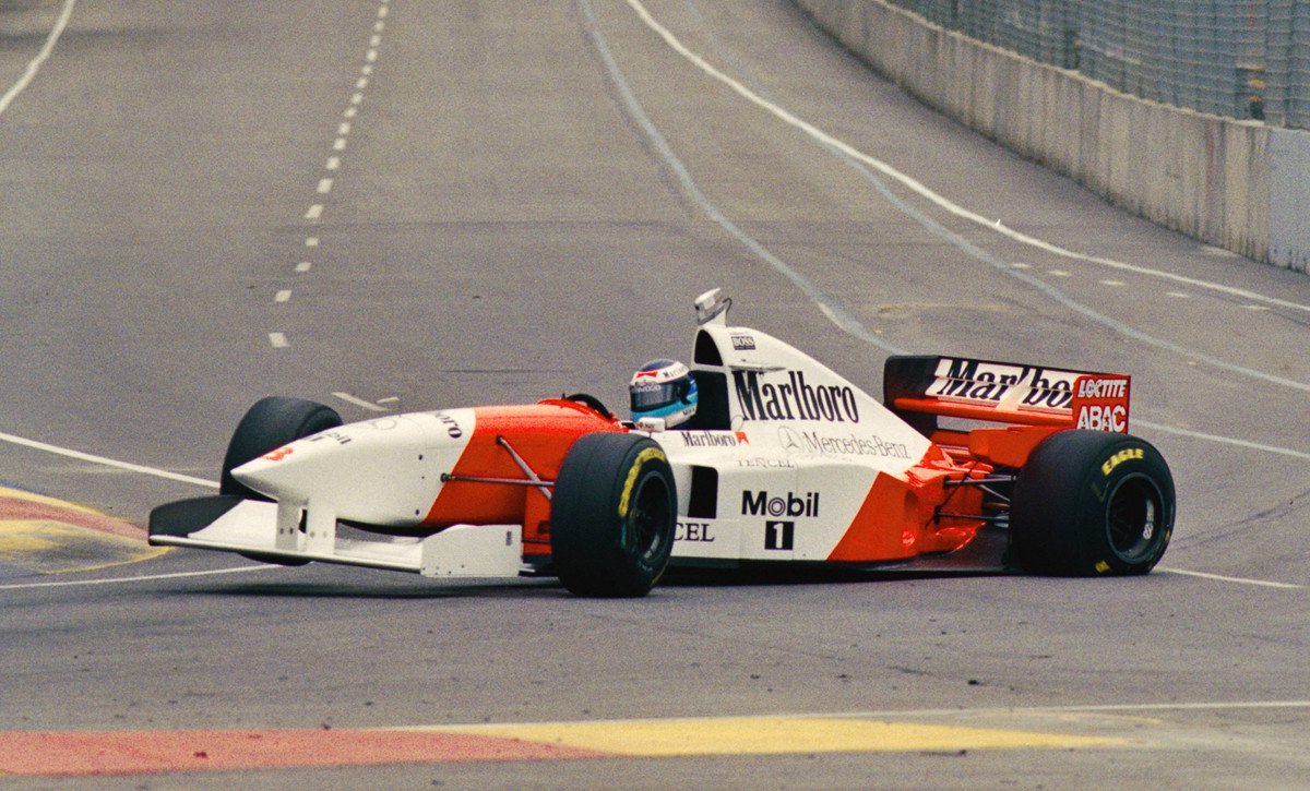 Міка Гаккінен втрачає контроль над болідом через прокол колеса у кваліфікації до Гран-прі Австралії 1995 року