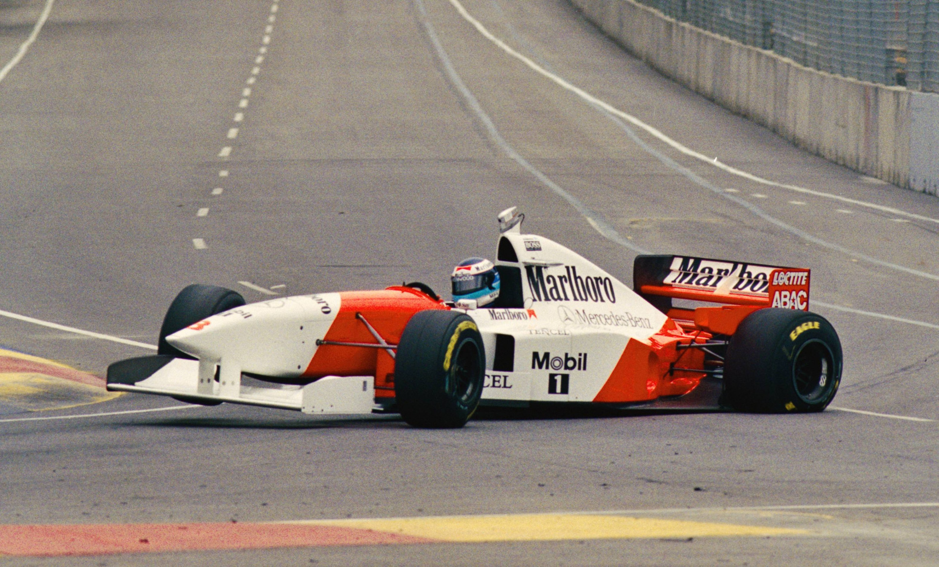 Мика Хаккинен теряет контроль над болидом из-за прокола колеса в квалификации к Гран-при Австралии 1995