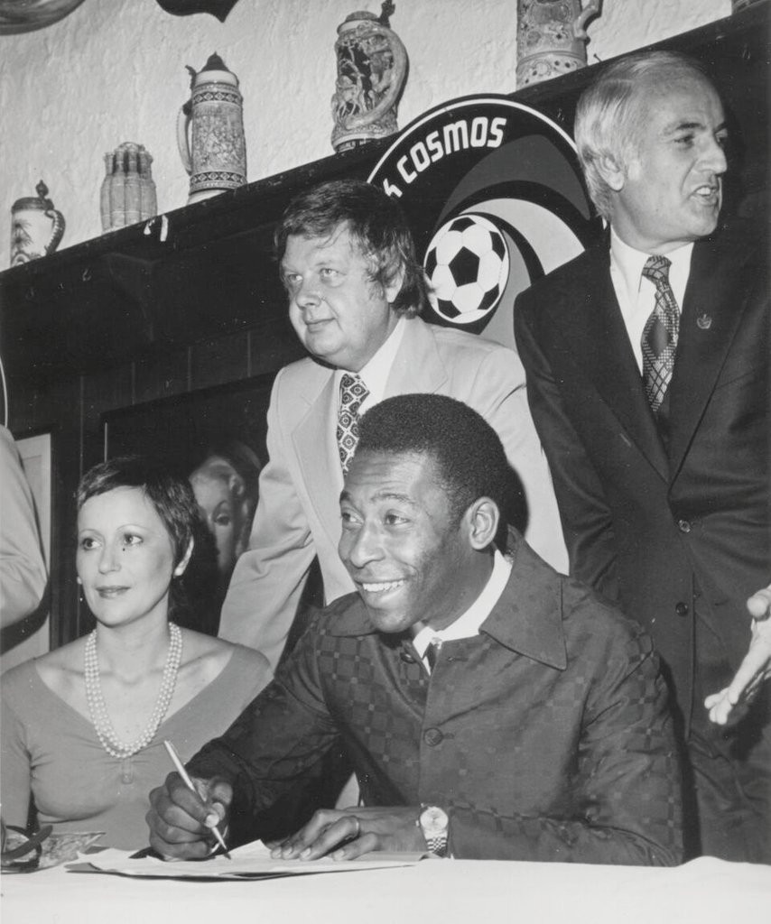 Пеле підписує контракт з Космосом, x.com/NYCosmos